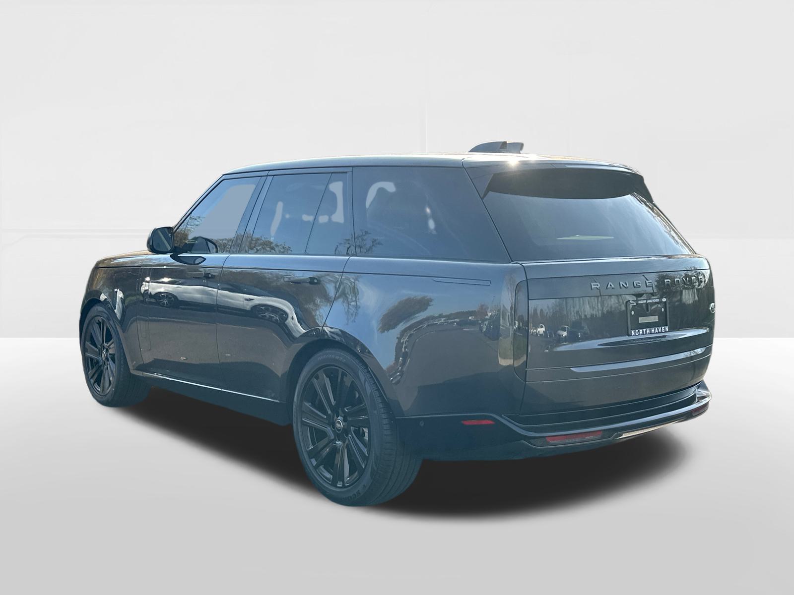 2023 Land Rover Range Rover SE 2