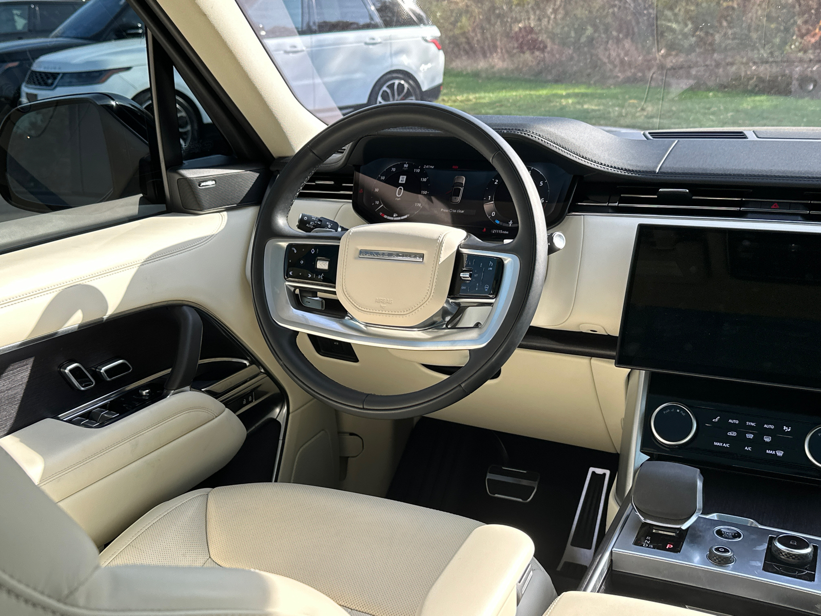 2023 Land Rover Range Rover SE 23