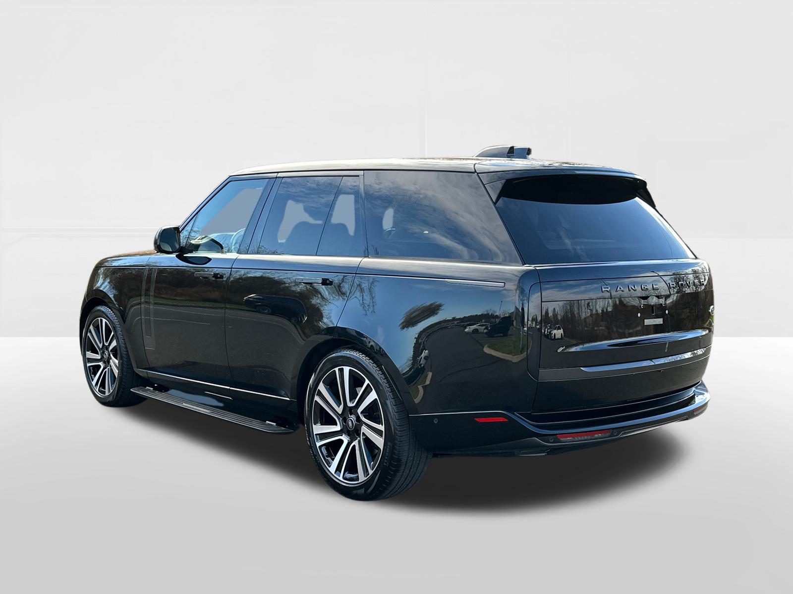 2023 Land Rover Range Rover SE 2