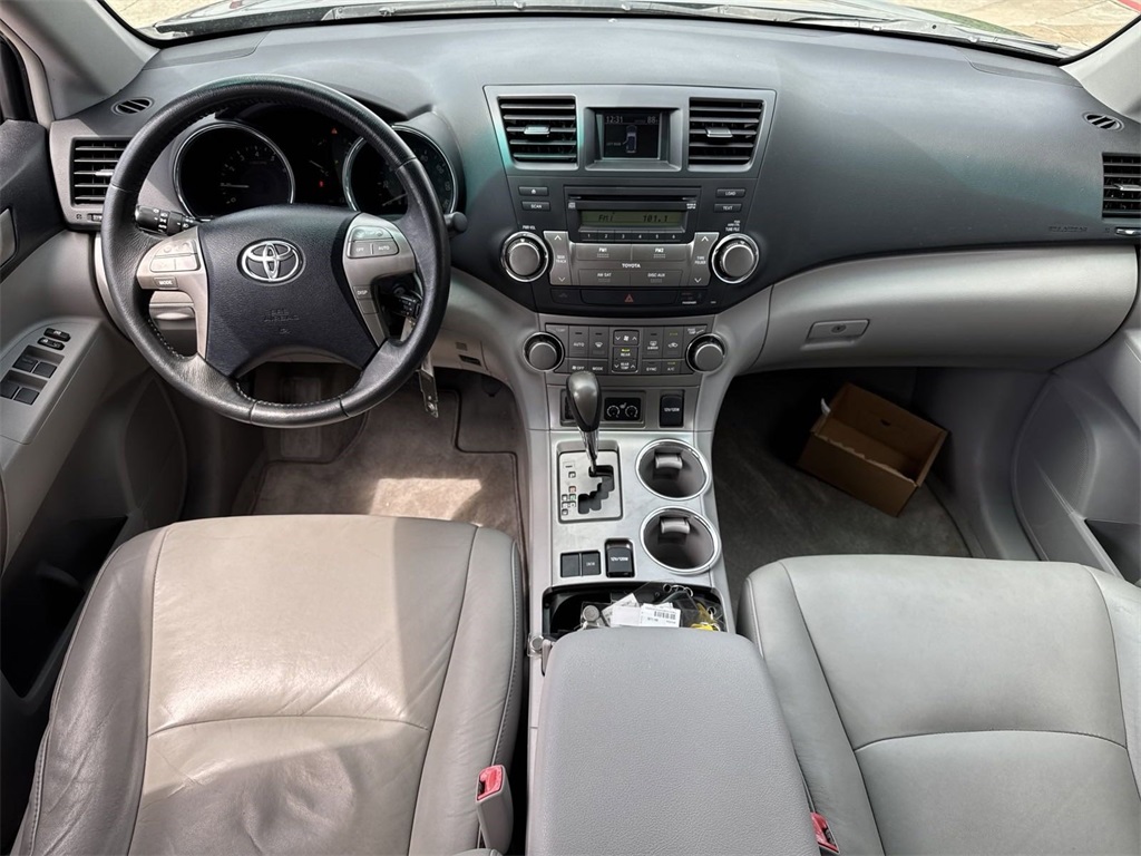 2010 Toyota Highlander SE 12