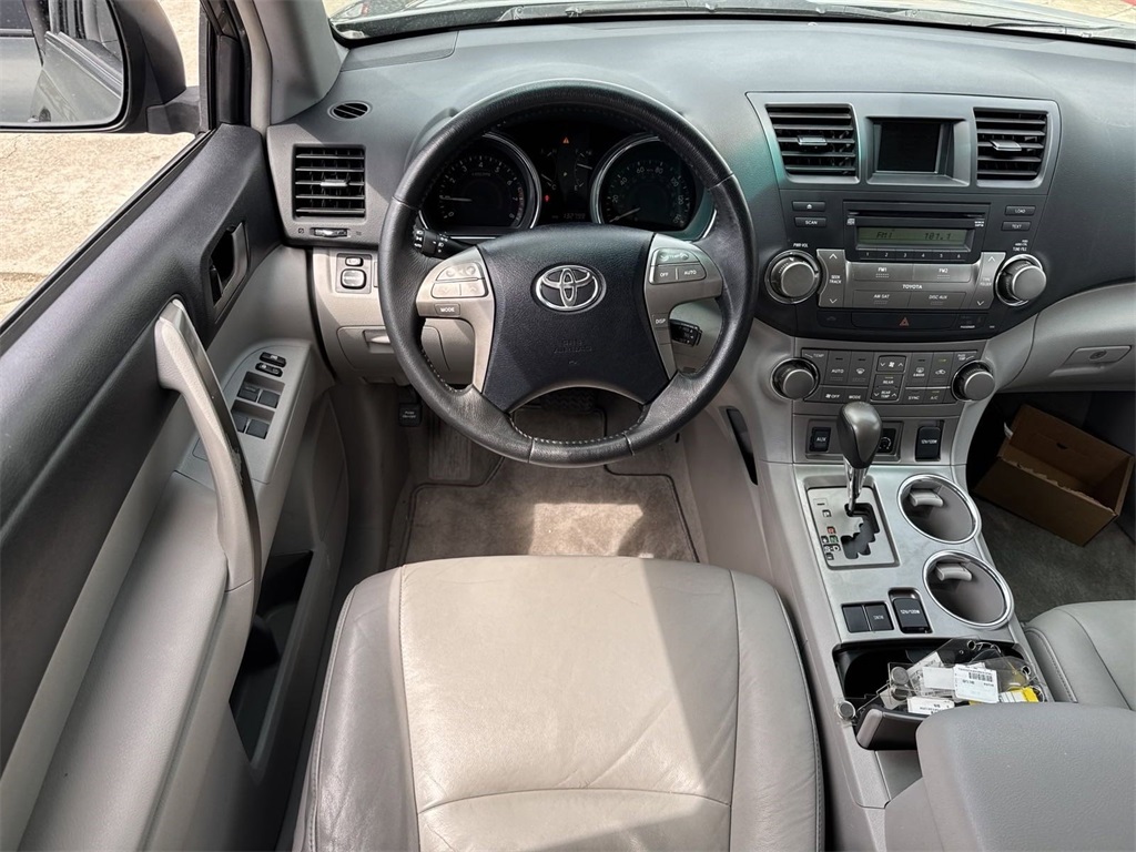 2010 Toyota Highlander SE 13