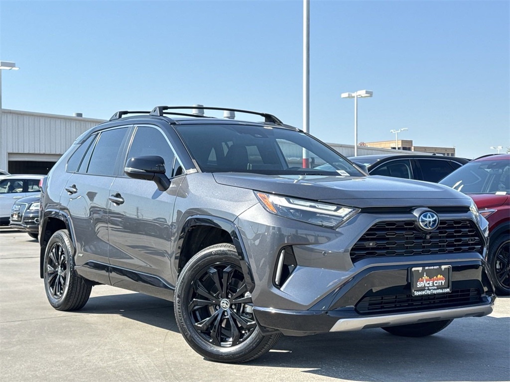 2022 Toyota RAV4 Hybrid XSE 3