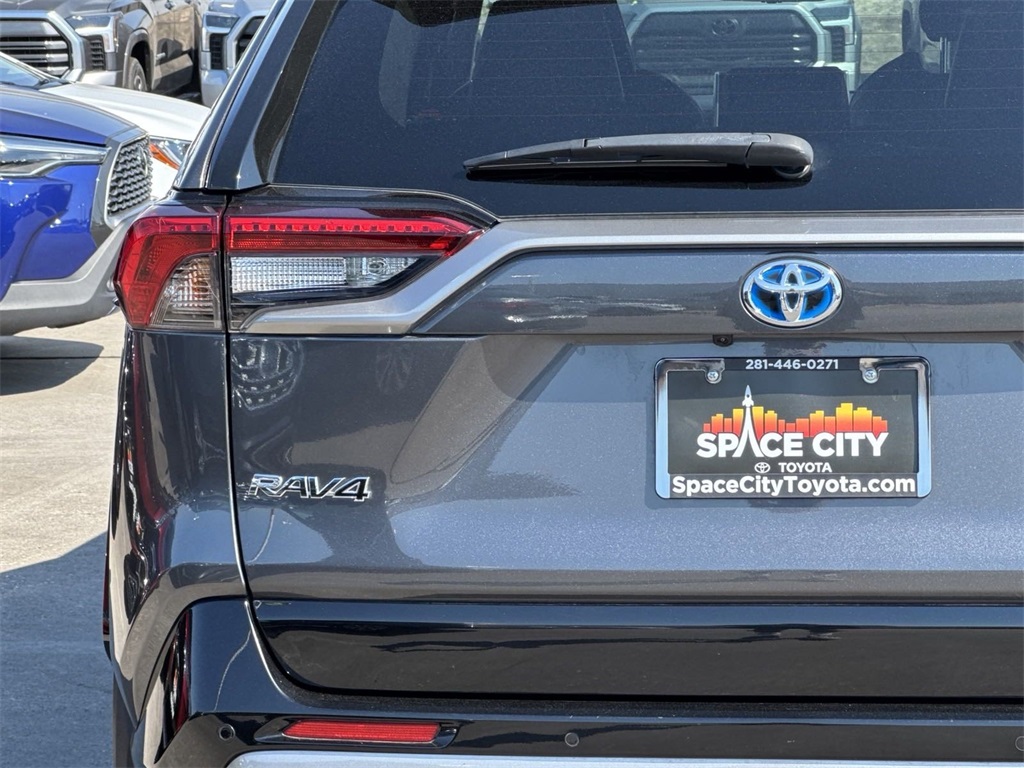 2022 Toyota RAV4 Hybrid XSE 18