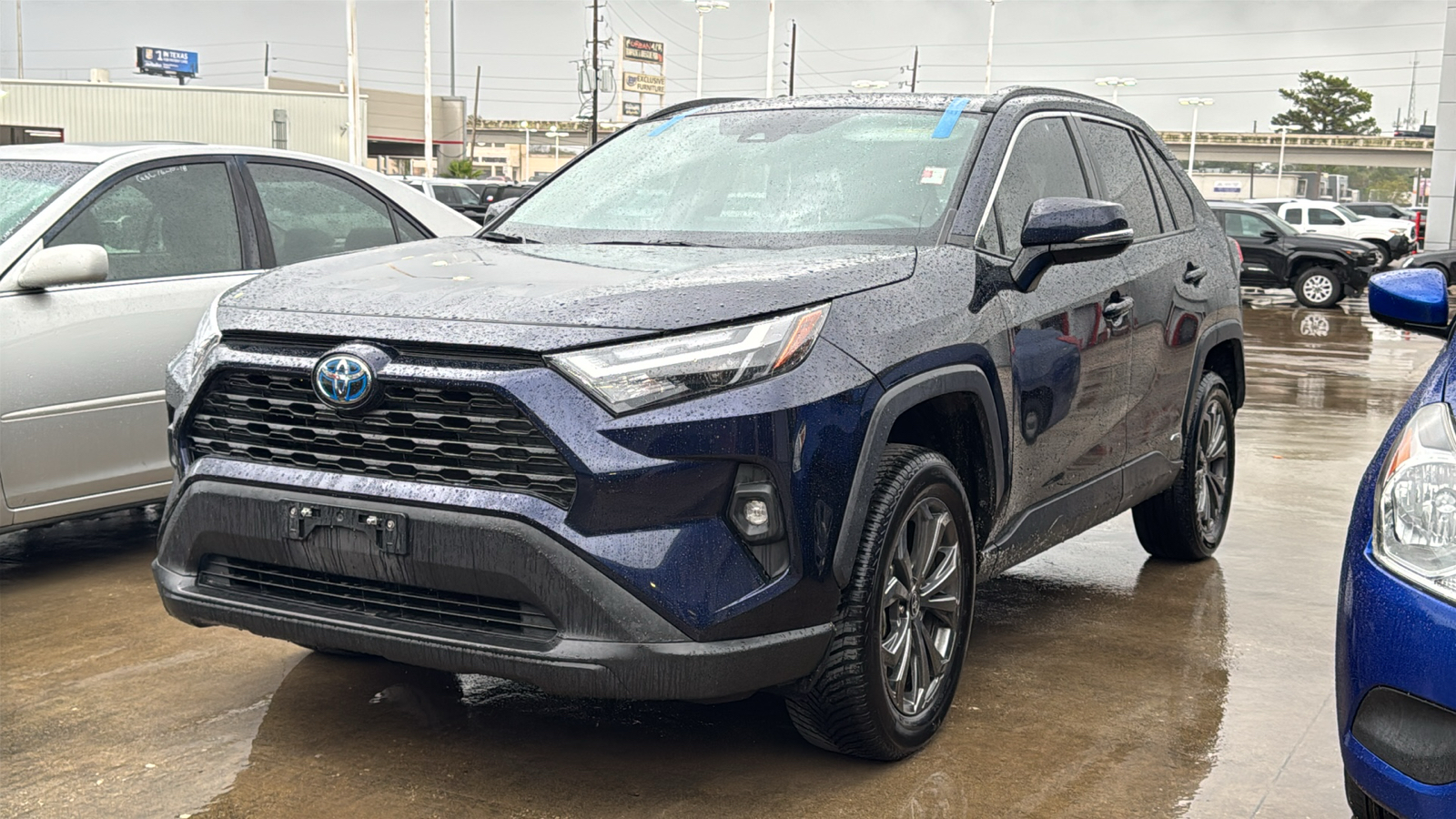 2022 Toyota RAV4 Hybrid XLE Premium 3