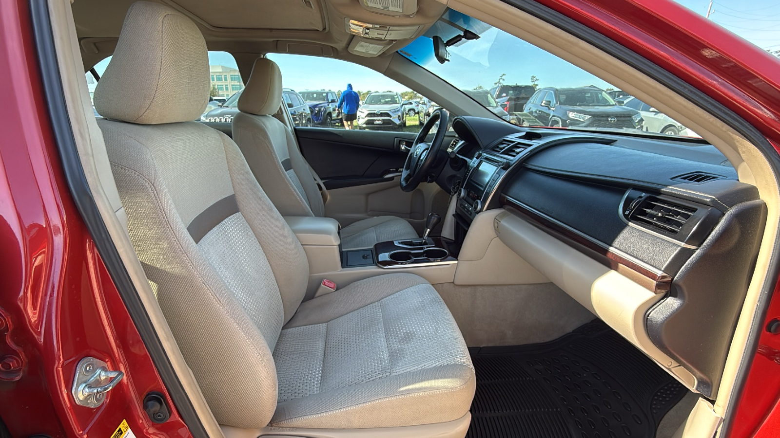 2013 Toyota Camry XLE 33