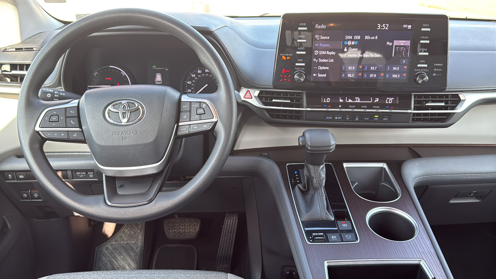 2021 Toyota Sienna LE 24