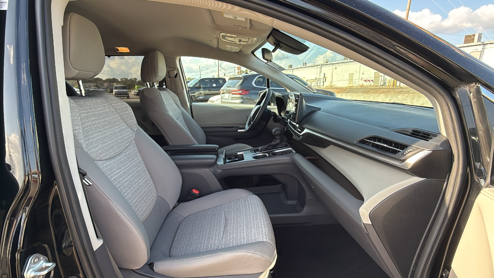 2021 Toyota Sienna LE 34