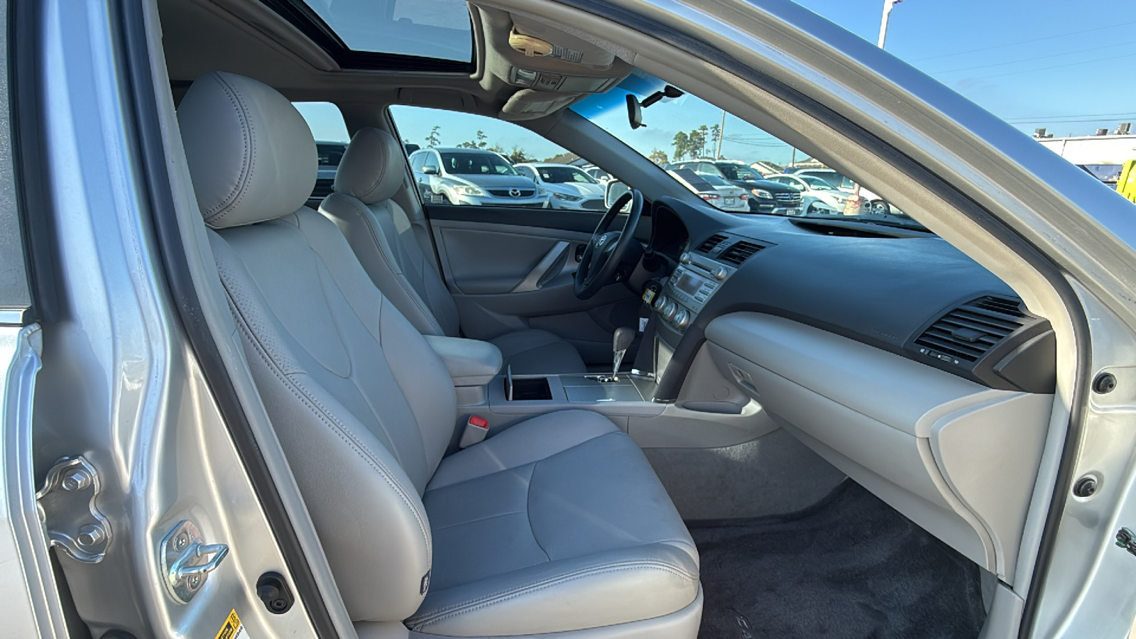 2011 Toyota Camry SE 32