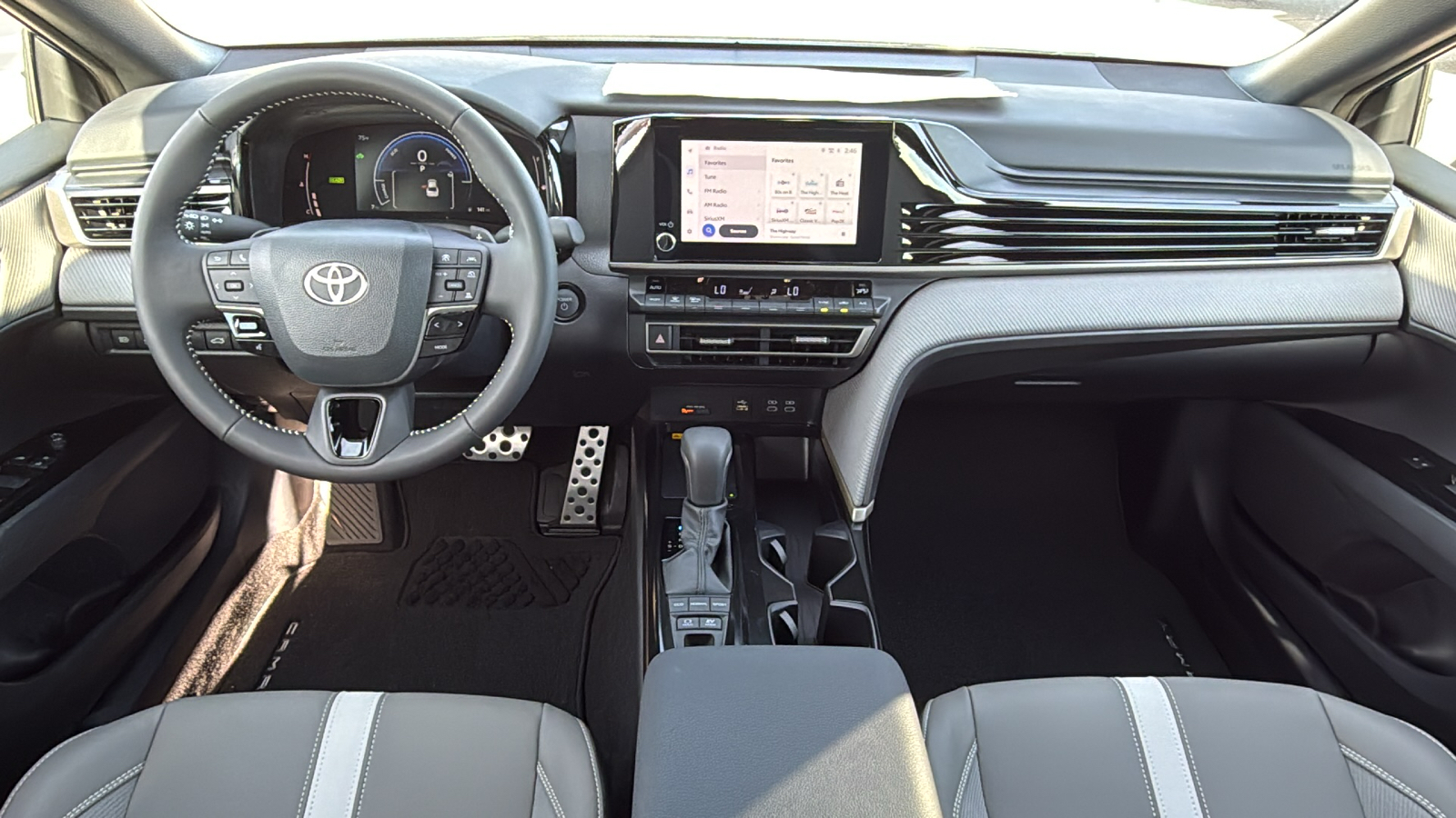 2025 Toyota Camry SE 19