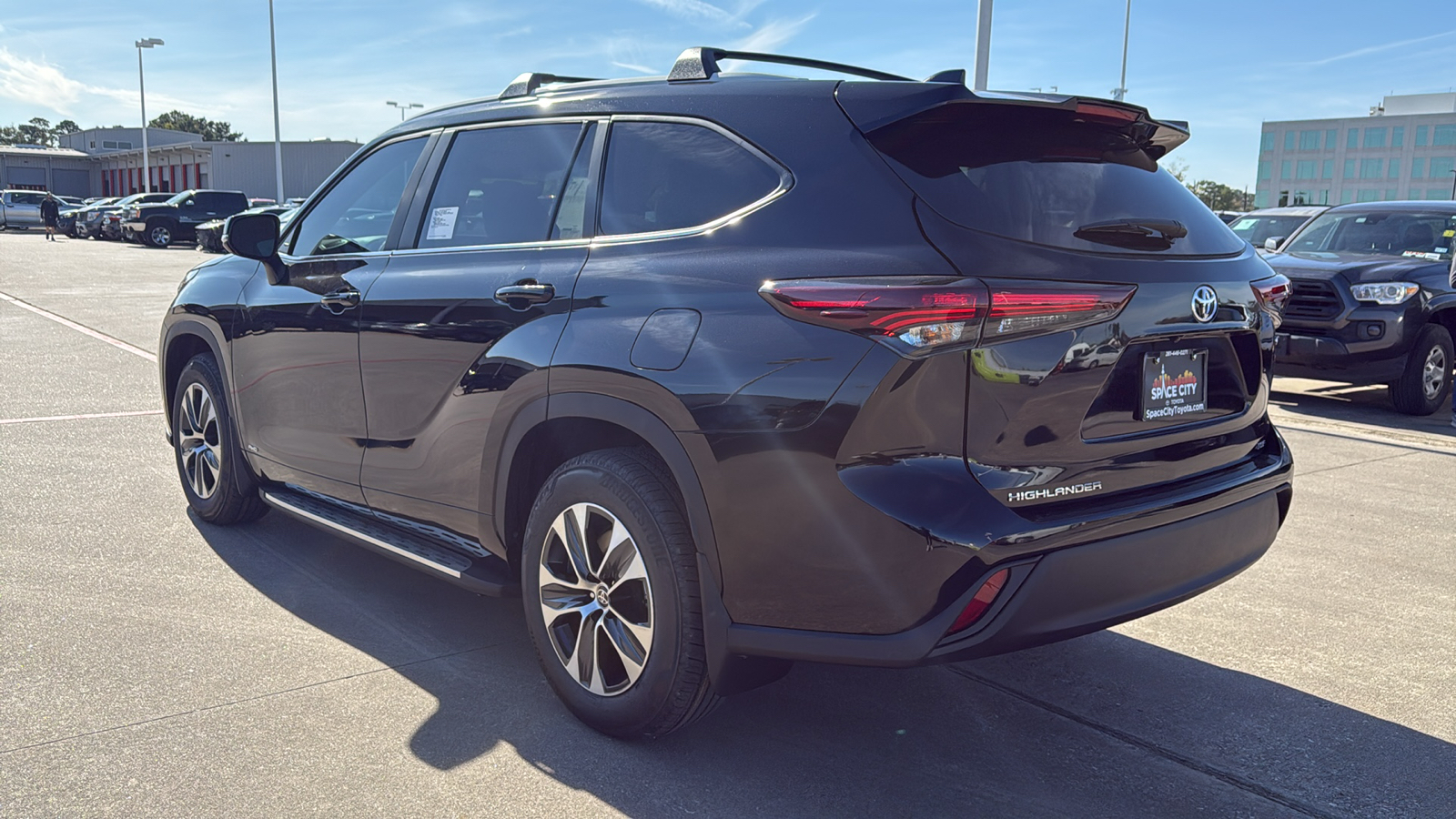 2025 Toyota Highlander Hybrid XLE 6