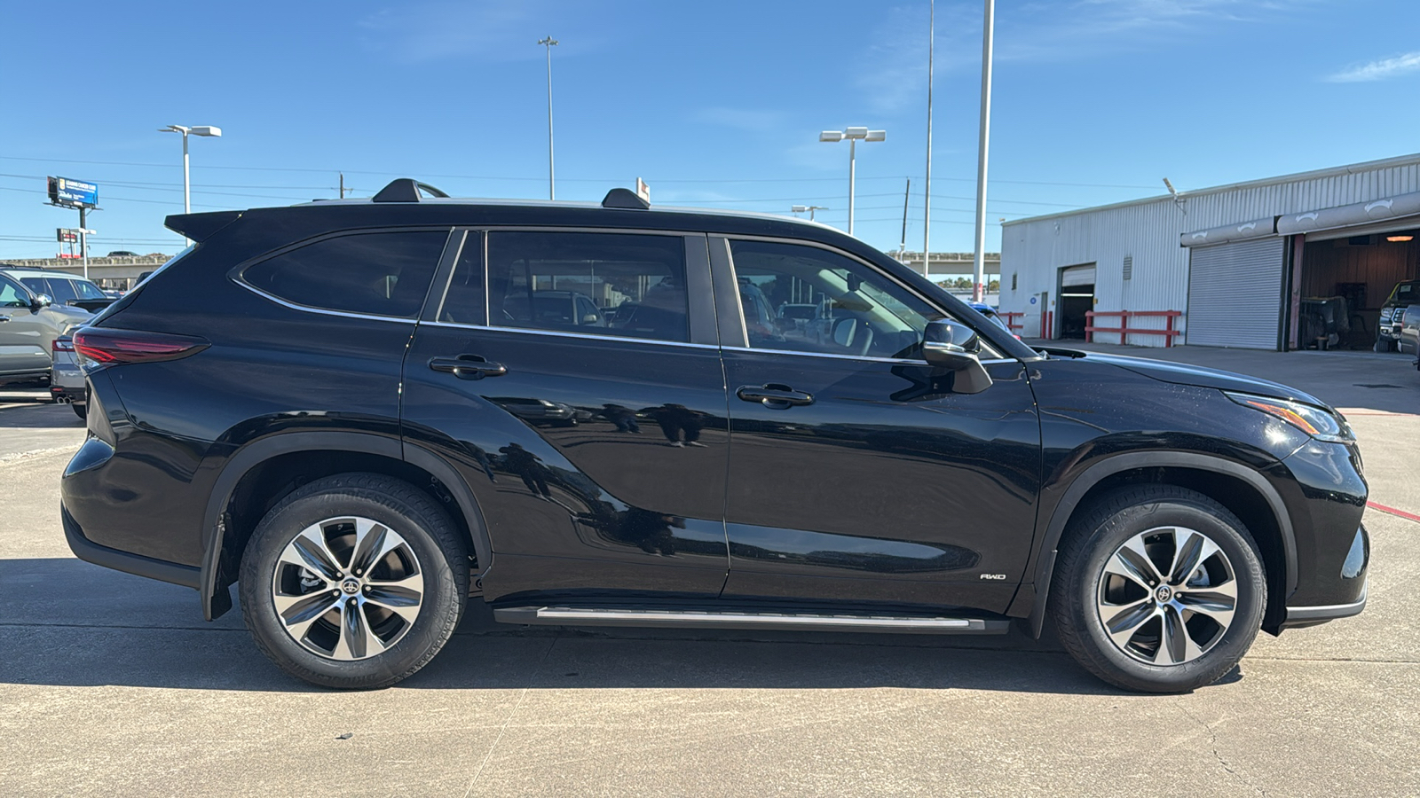 2025 Toyota Highlander Hybrid XLE 9