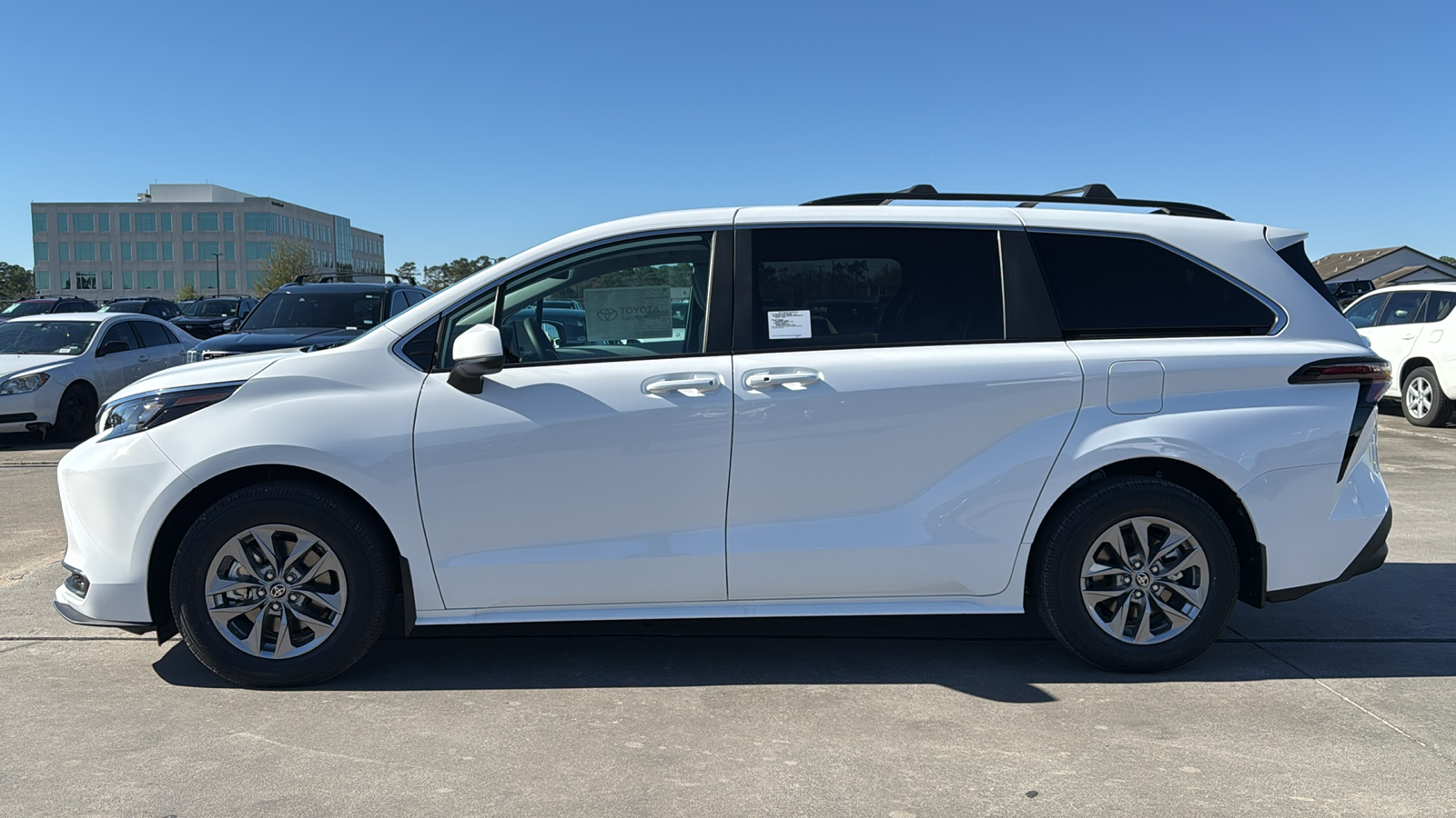 2025 Toyota Sienna LE 5