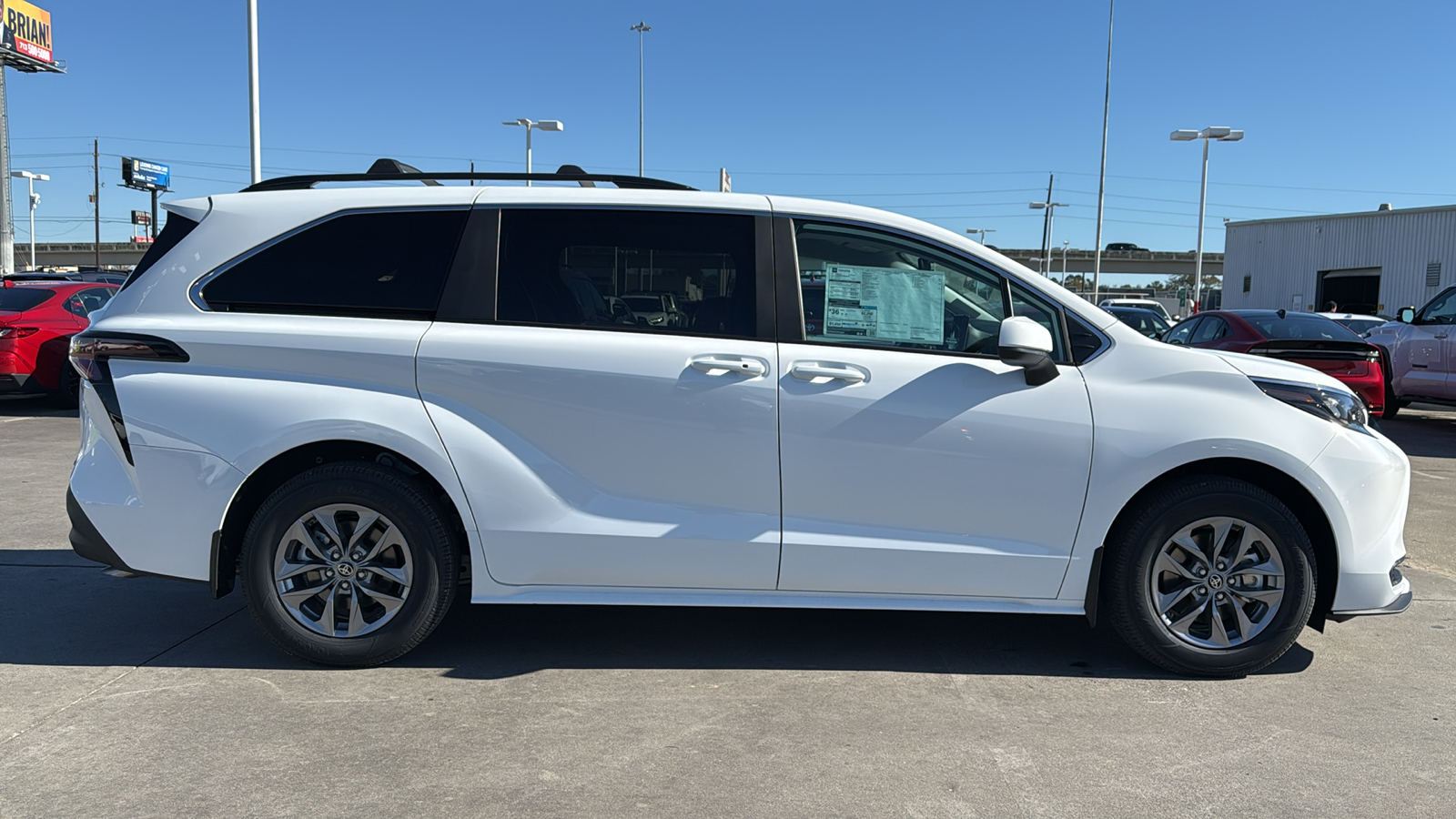 2025 Toyota Sienna LE 9