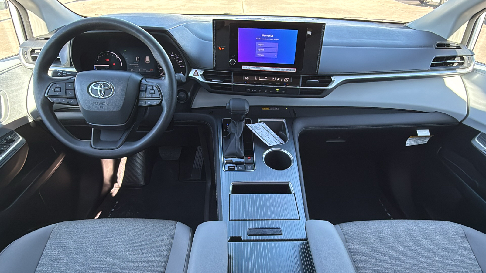 2025 Toyota Sienna LE 19