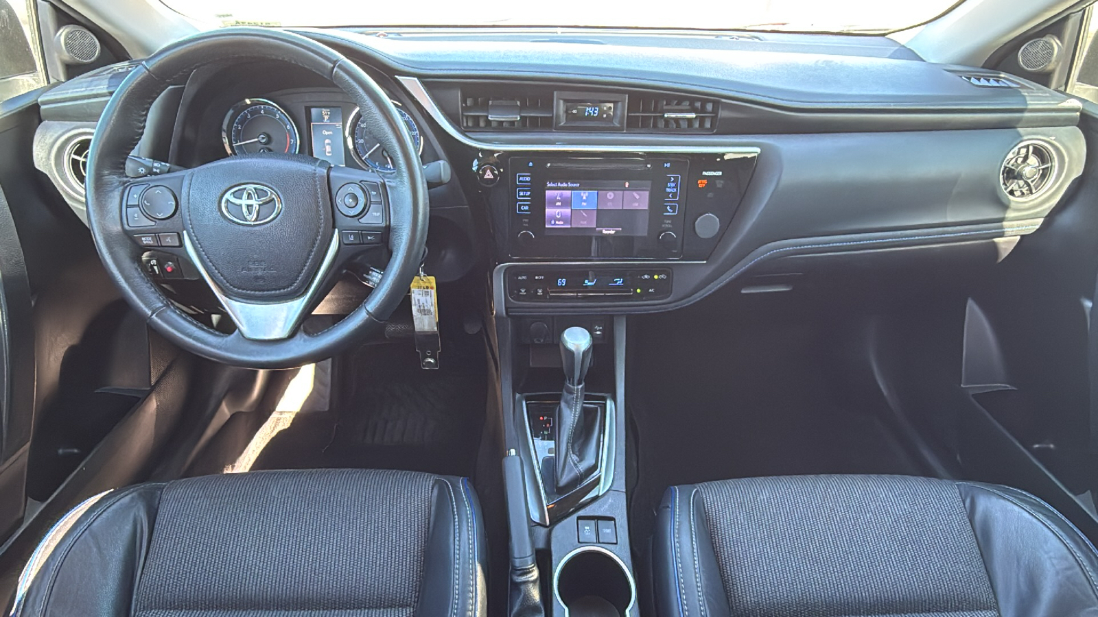 2017 Toyota Corolla SE 18