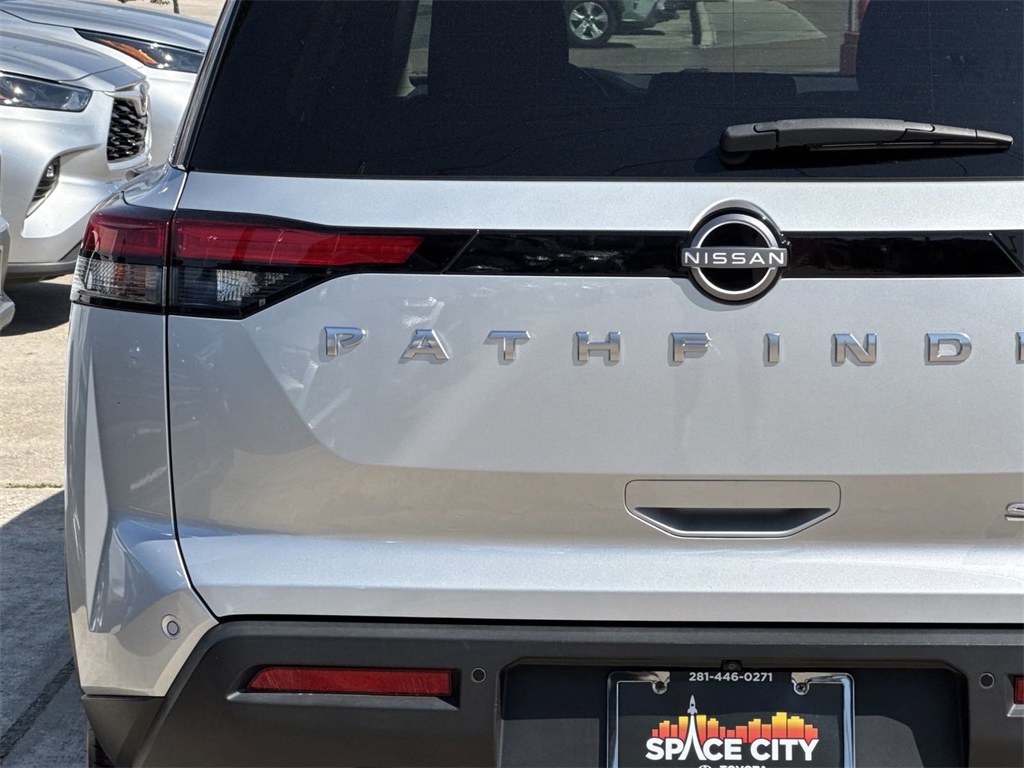 2022 Nissan Pathfinder SV 11