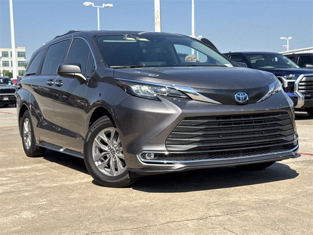 2022 Toyota Sienna XLE 2