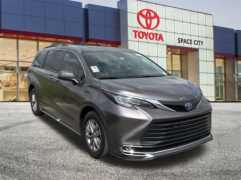 2022 Toyota Sienna XLE 3