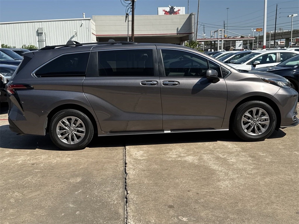 2022 Toyota Sienna XLE 10