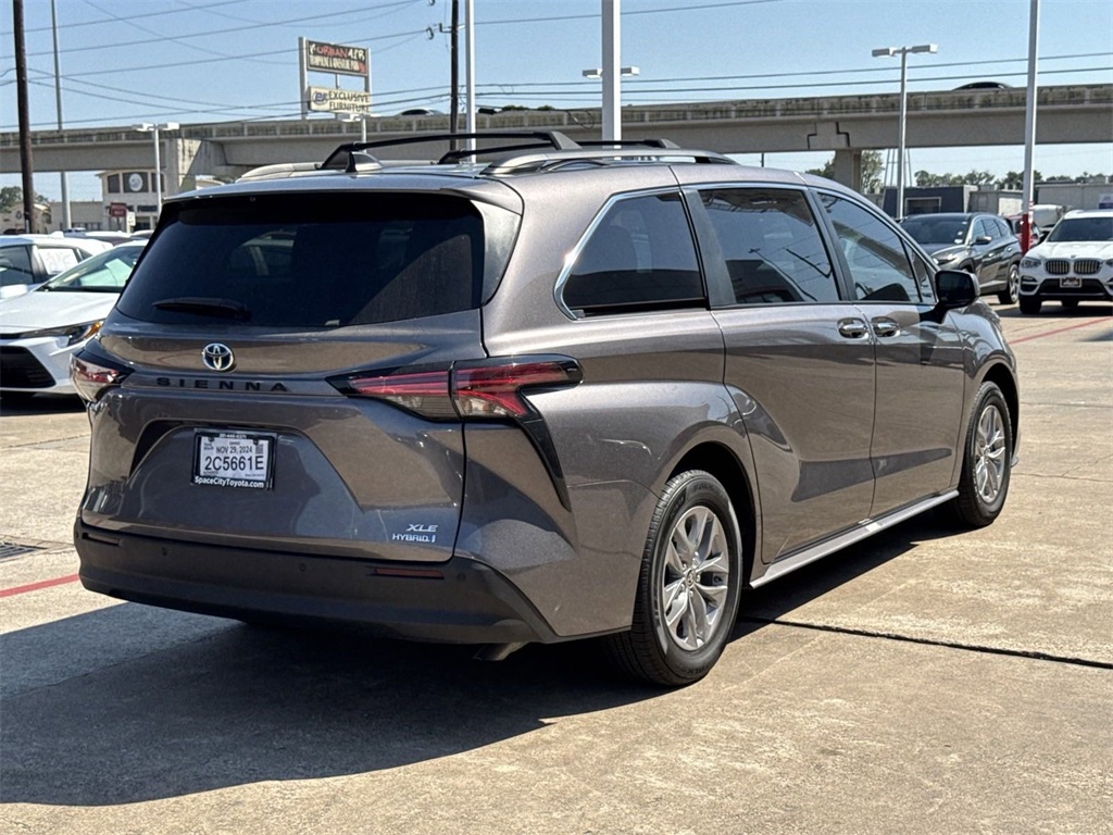 2022 Toyota Sienna XLE 11