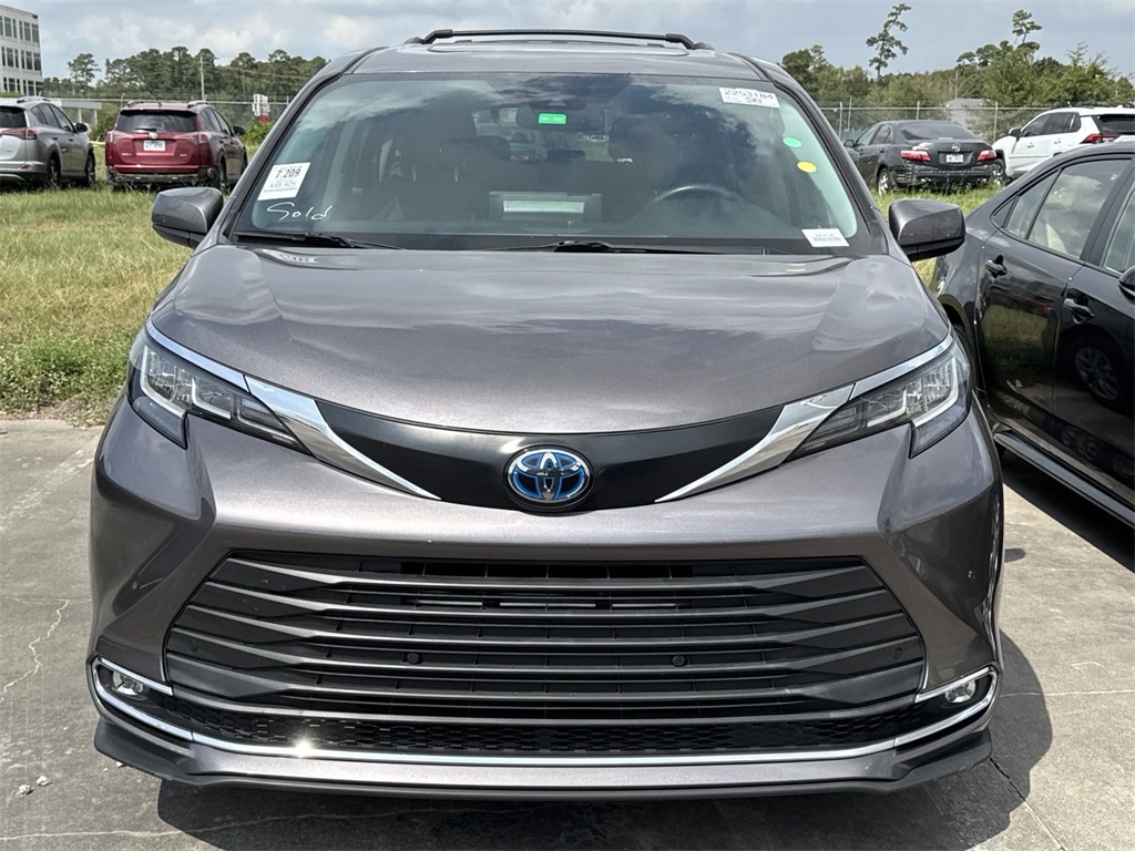 2022 Toyota Sienna XLE 12