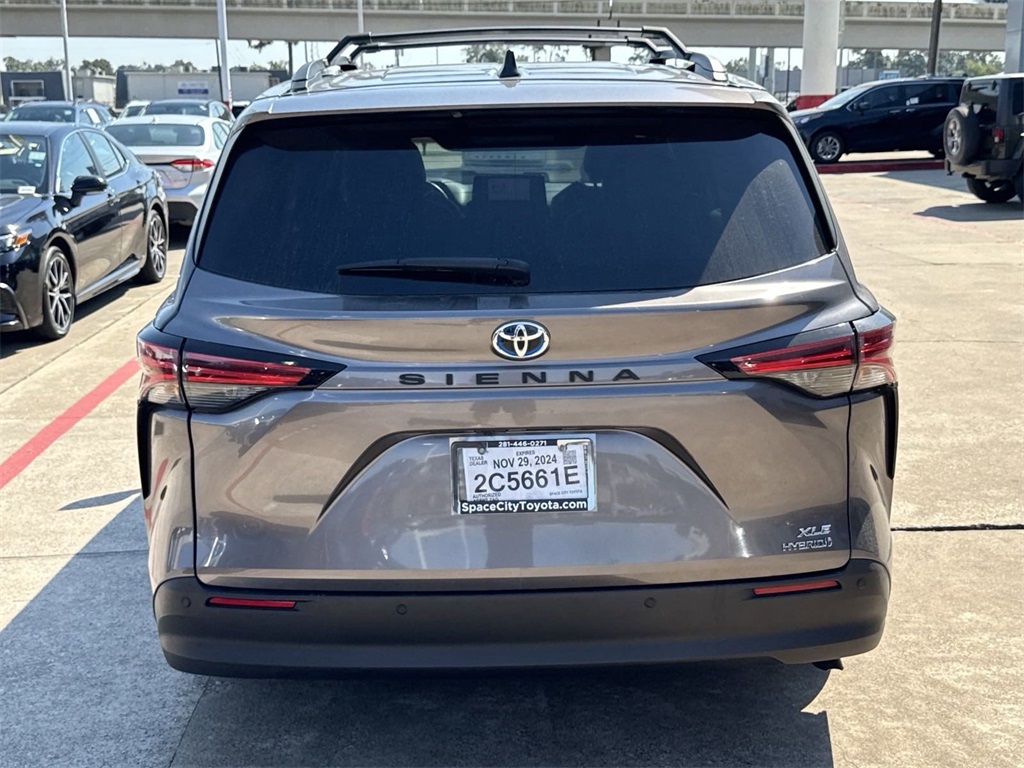 2022 Toyota Sienna XLE 13