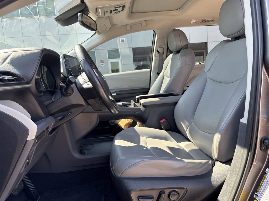 2022 Toyota Sienna XLE 34