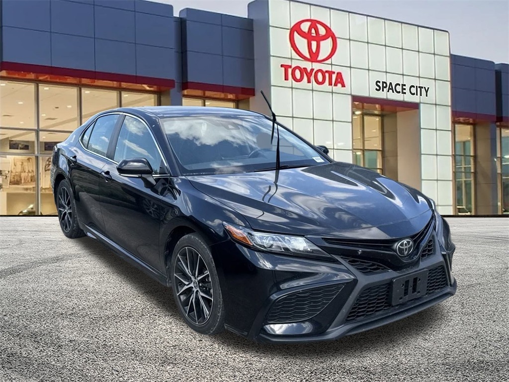 2022 Toyota Camry SE 2