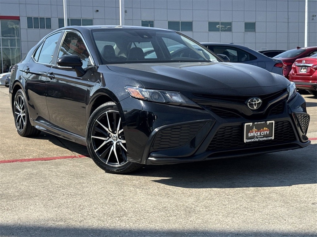 2022 Toyota Camry SE 3