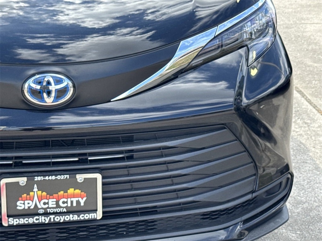 2024 Toyota Sienna LE 8