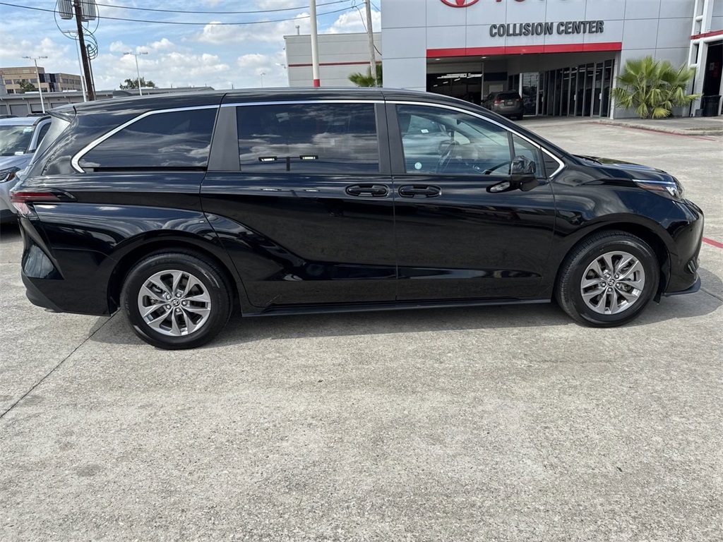 2024 Toyota Sienna LE 10