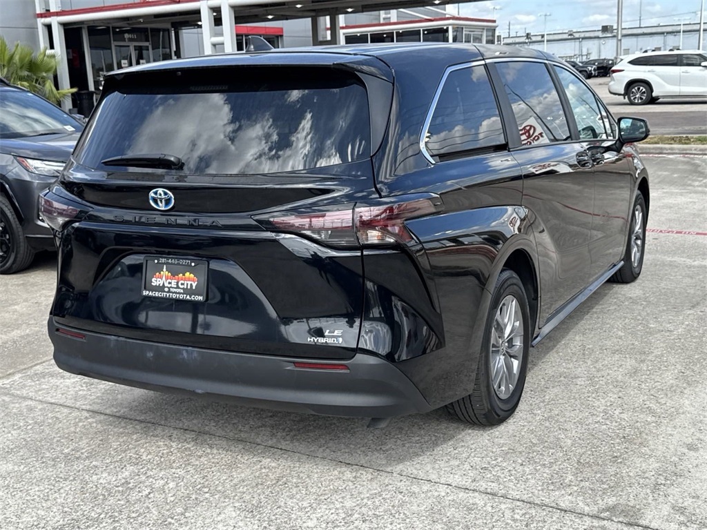 2024 Toyota Sienna LE 11