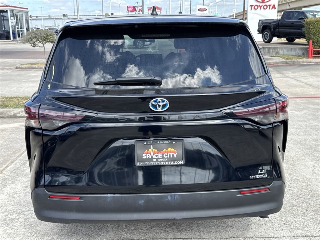 2024 Toyota Sienna LE 12