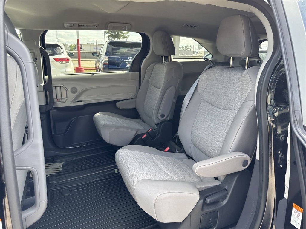 2024 Toyota Sienna LE 31