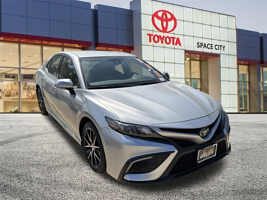 2022 Toyota Camry SE 2