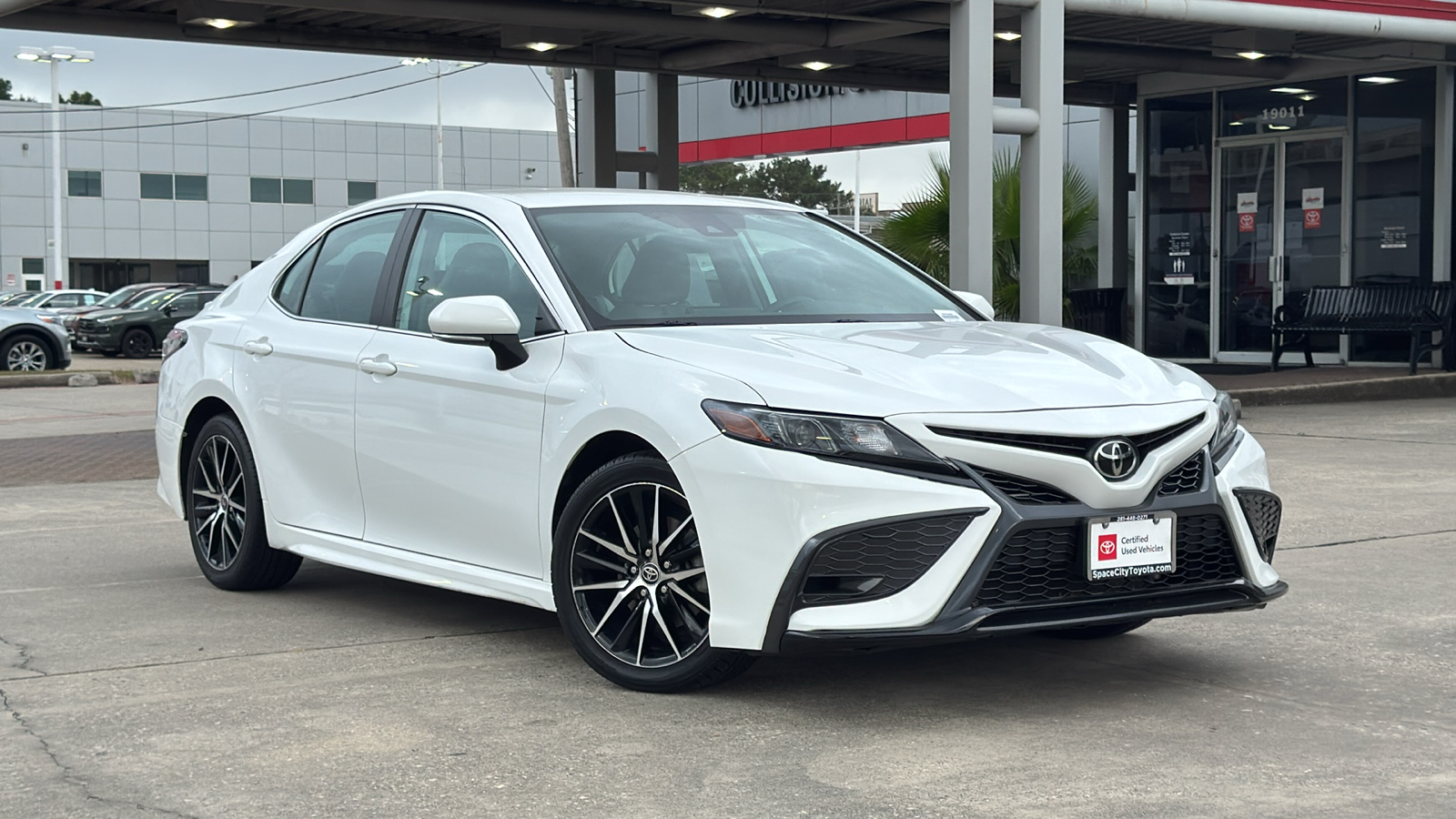 2022 Toyota Camry SE 2