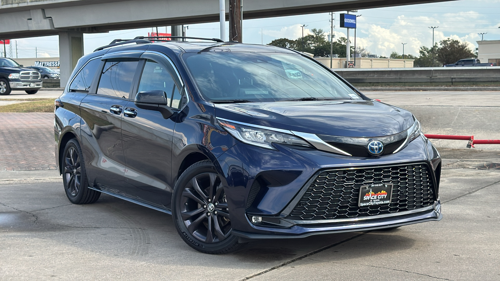 2022 Toyota Sienna XSE 2