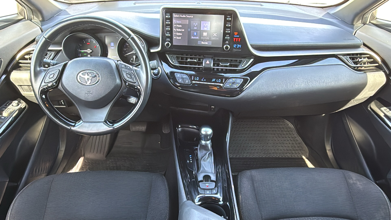 2019 Toyota C-HR XLE 16