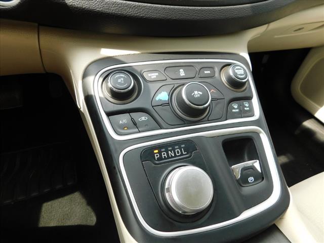 2016 Chrysler 200 Linen 27