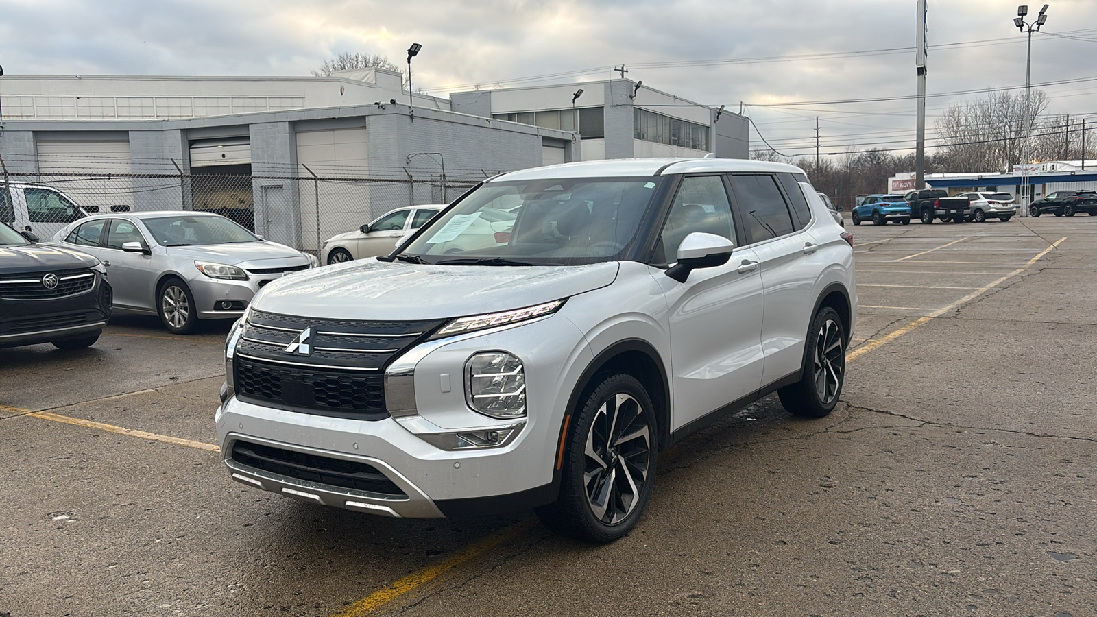 2023 Mitsubishi Outlander  2