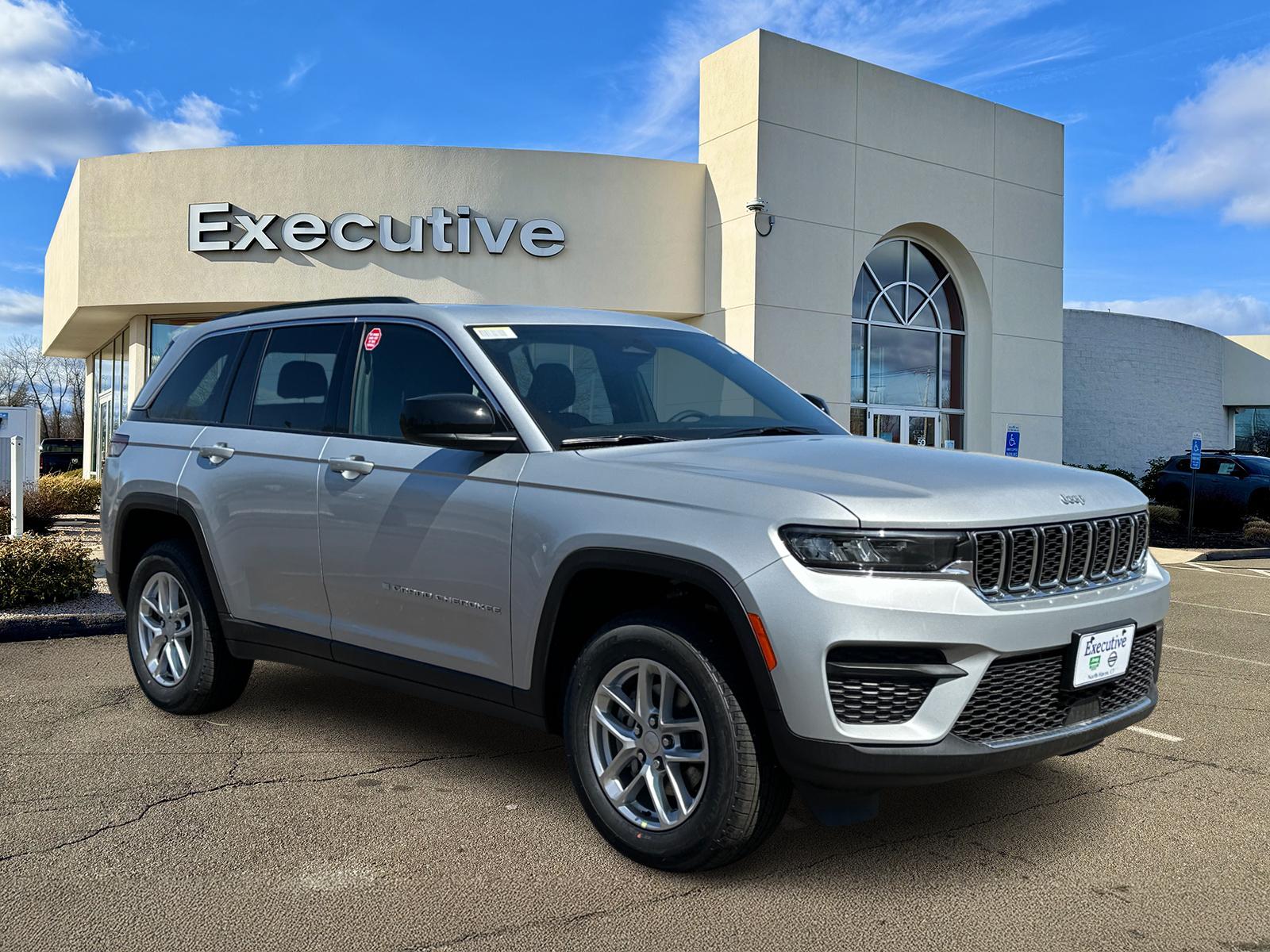2025 Jeep Grand Cherokee Laredo photo 13