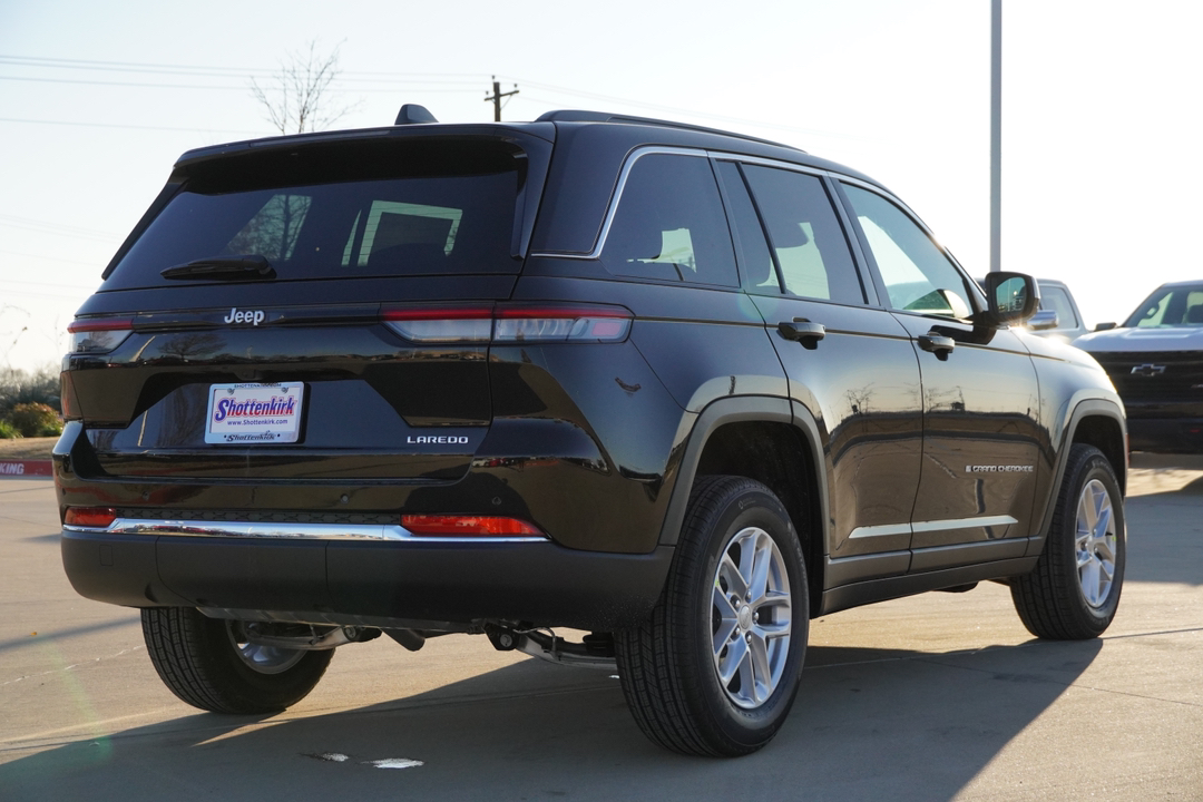 2025 Jeep Grand Cherokee Laredo 8