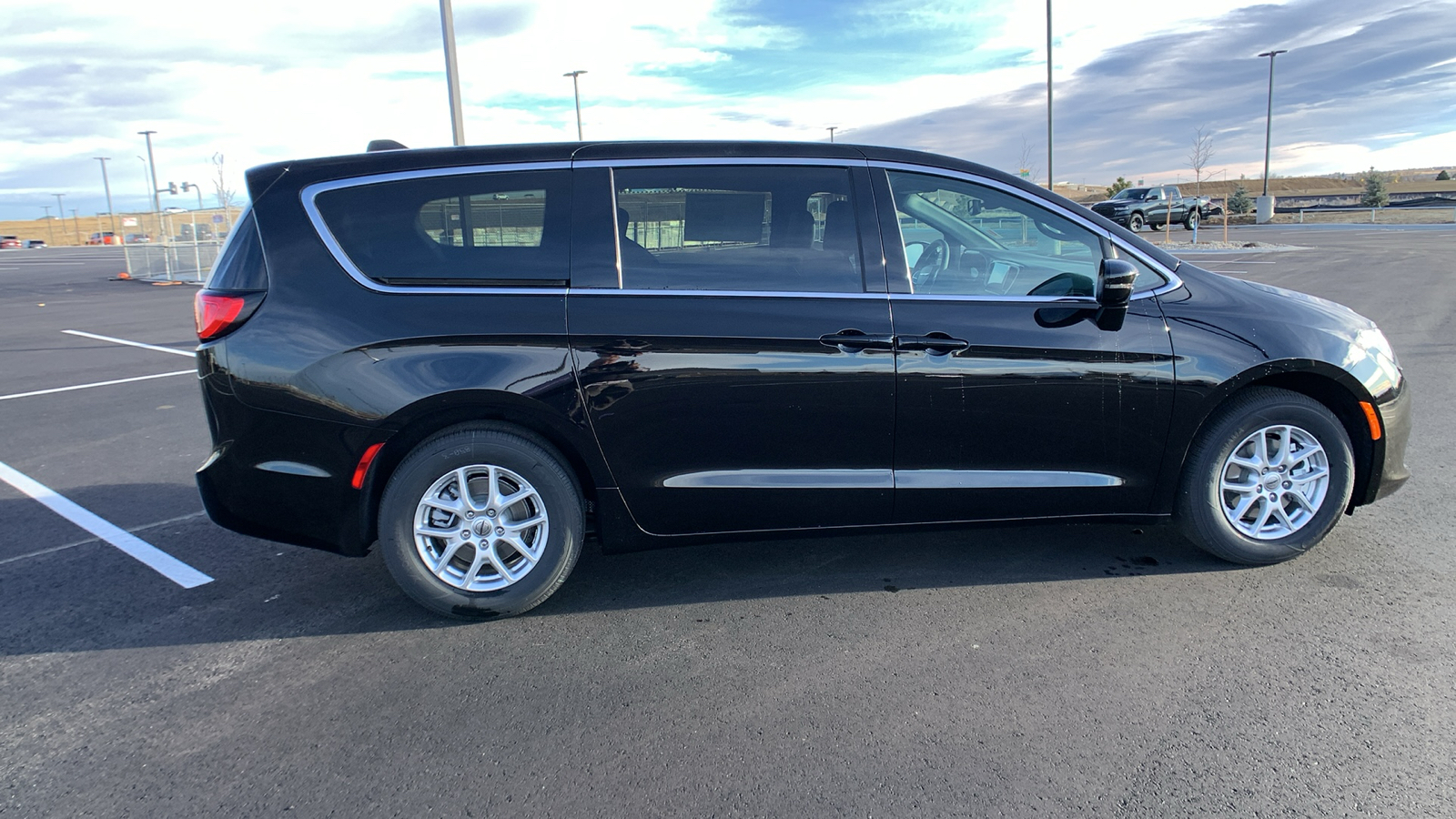 2025 Chrysler Voyager LX 6