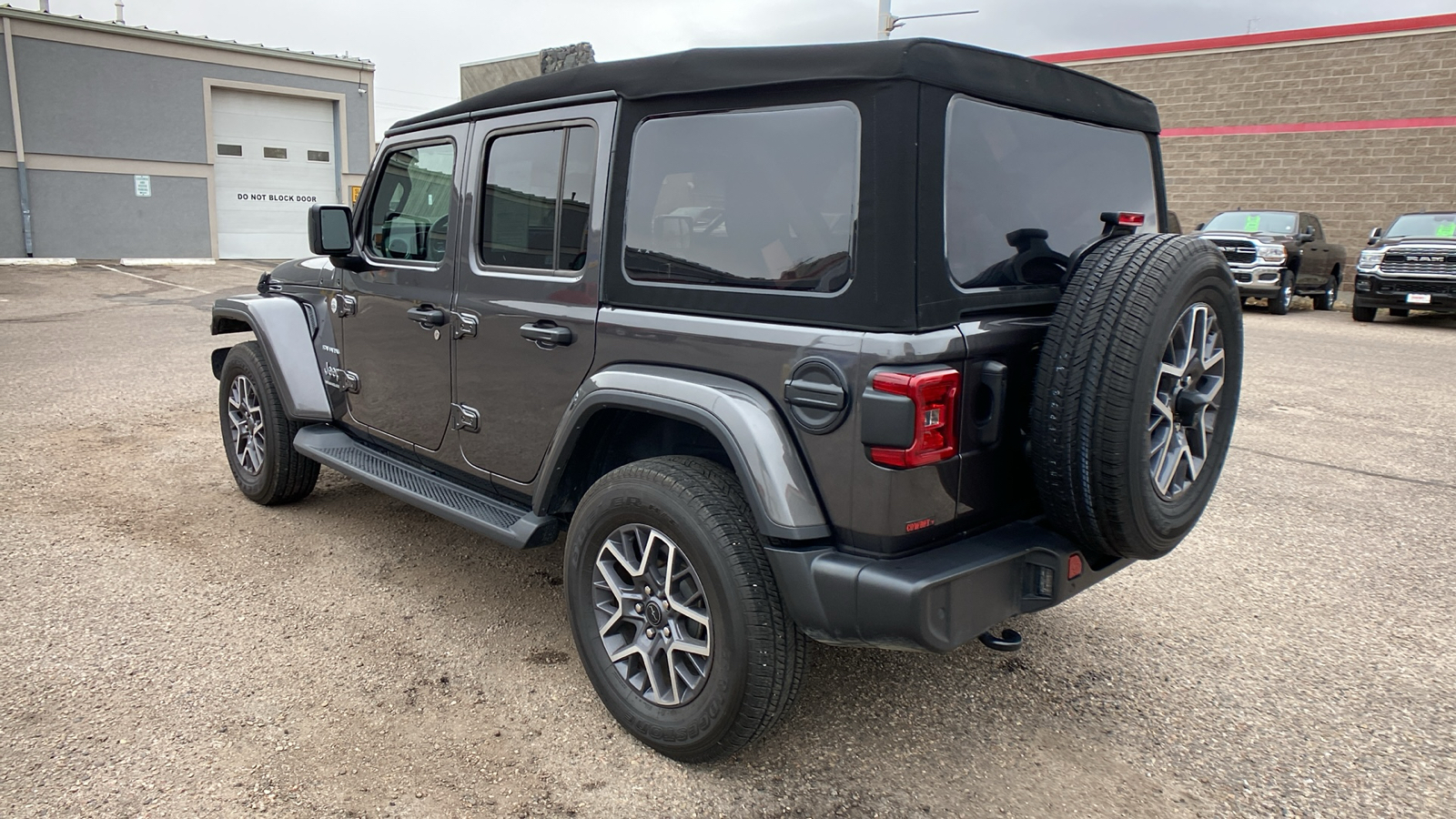 2024 Jeep Wrangler Sahara 3