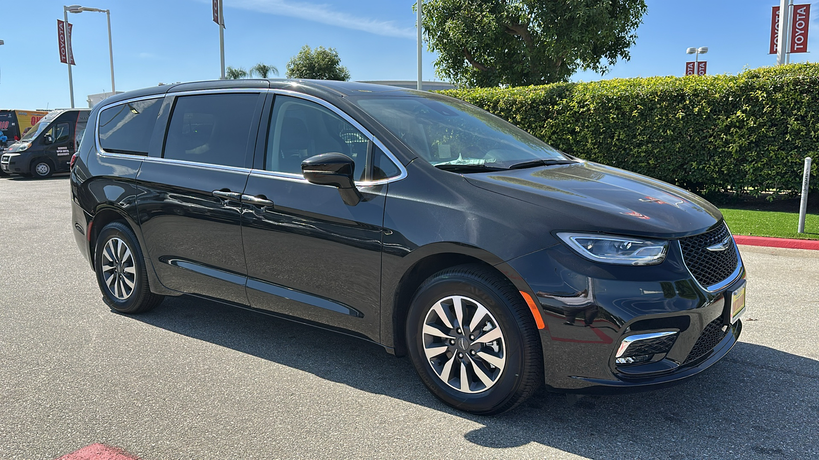 2024 Chrysler Pacifica Hybrid Select 2