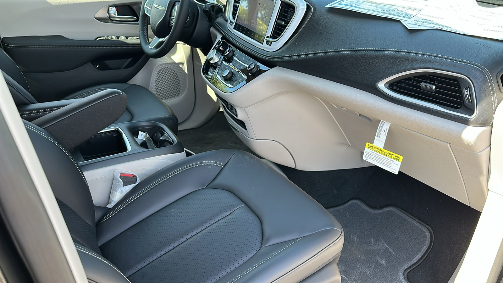 2024 Chrysler Pacifica Hybrid Select 27