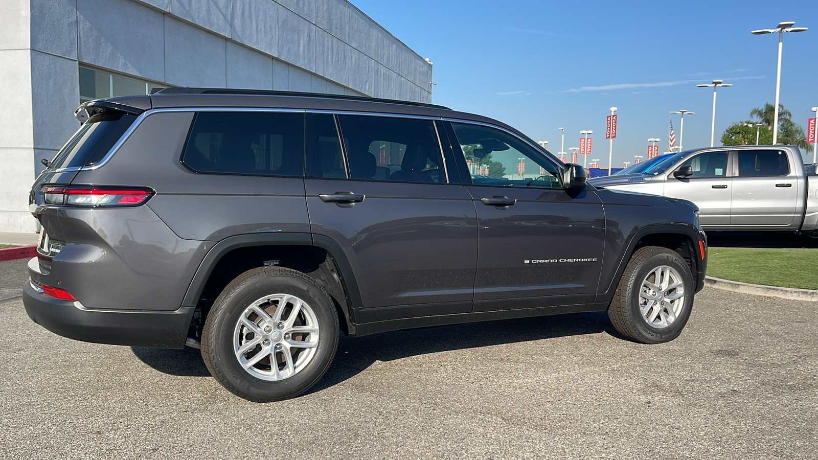 2024 Jeep Grand Cherokee L Laredo 3