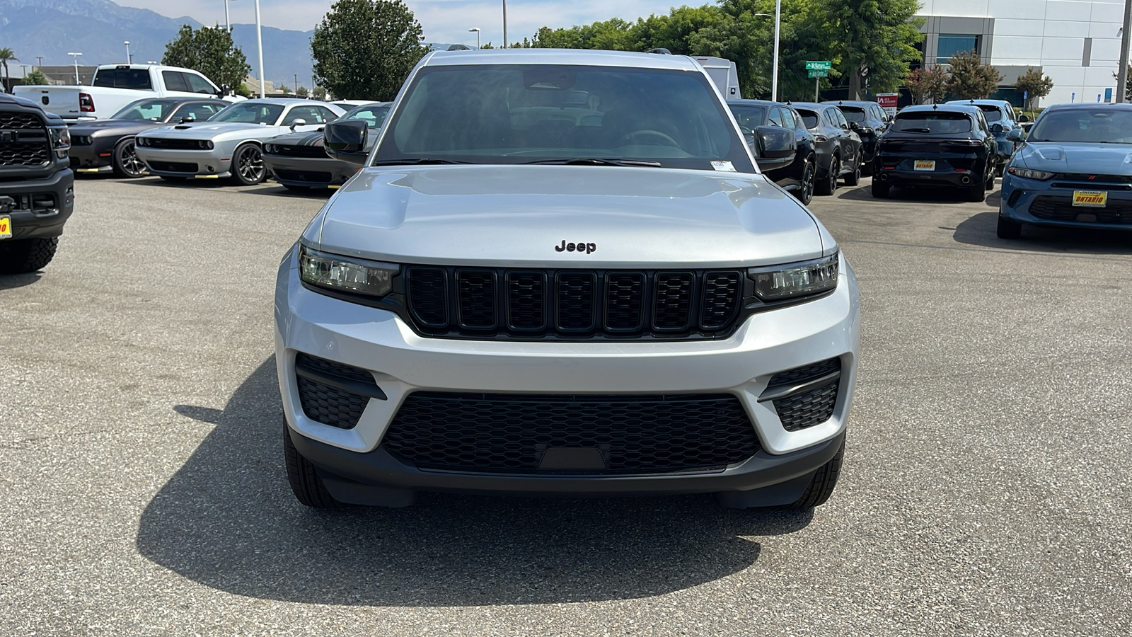 2024 Jeep Grand Cherokee Altitude X 8