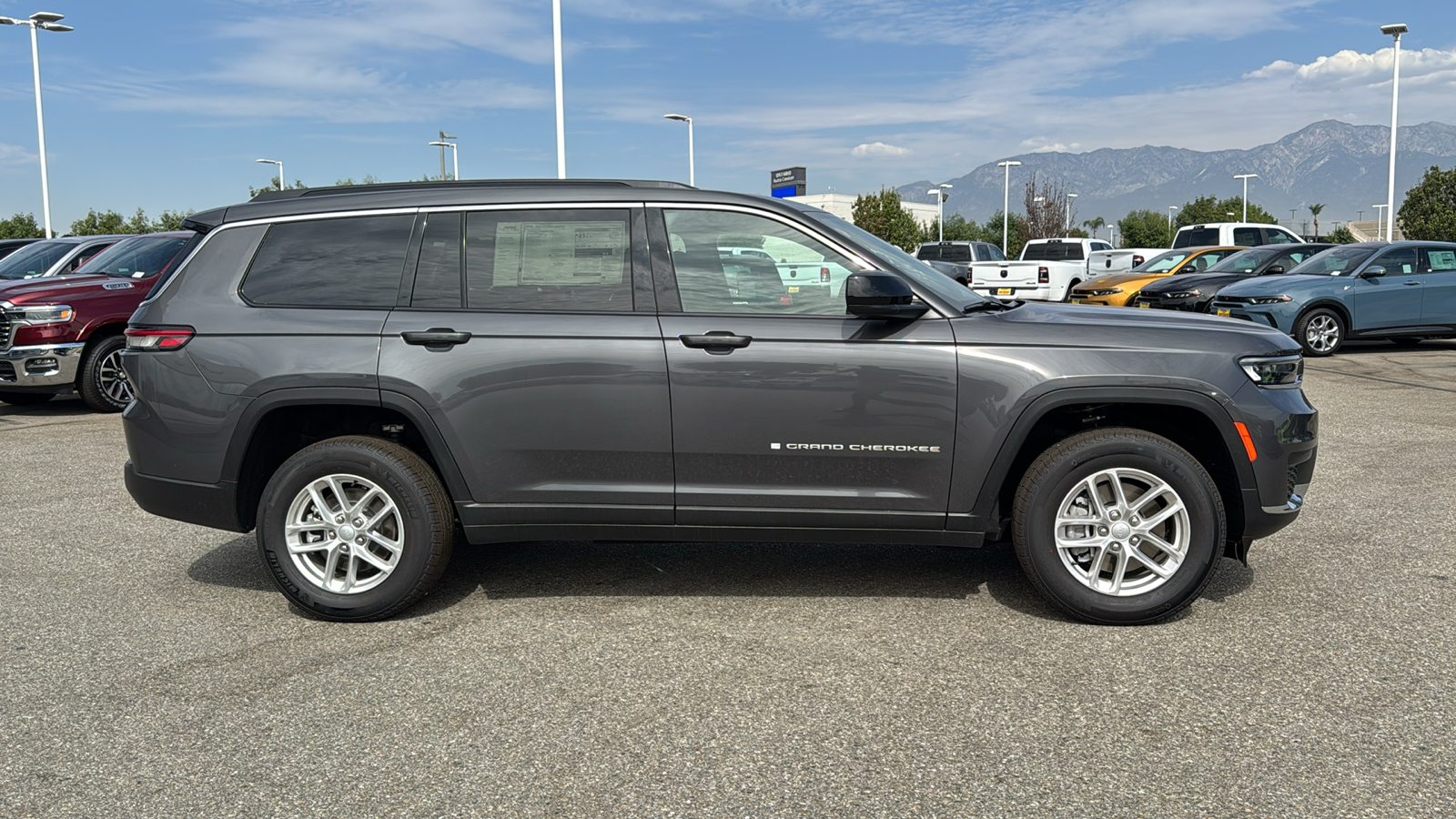 2024 Jeep Grand Cherokee L Laredo 2