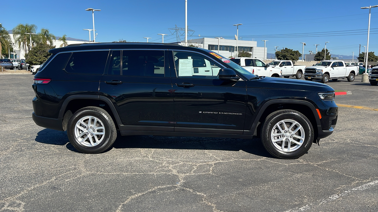 2022 Jeep Grand Cherokee L Laredo 2